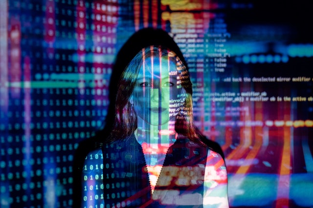 Code wird auf Gesicht einer Frau projeziert