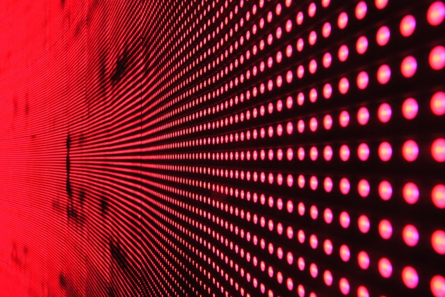 Rotlicht Punkte auf einem schwarzen Screen