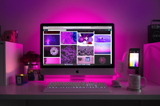 Apple Monitor mit lilanen Gestaltungselementen