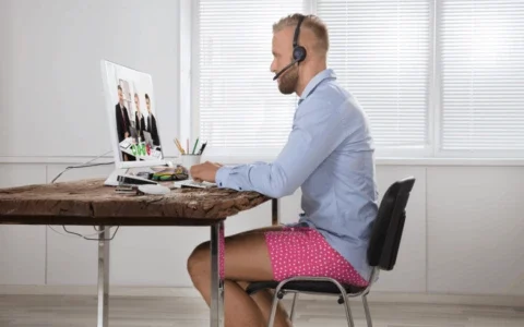 Mann zu Hause am PC